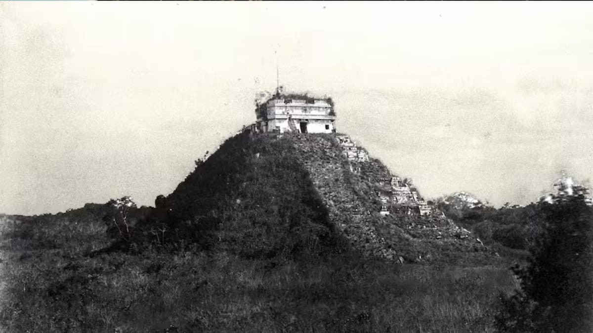 La pirámide de Chichén Itzá fue redescubierta en 1873 tras permanecer oculta por la selva durante más de seis siglos.|Foto: Désiré Charnay