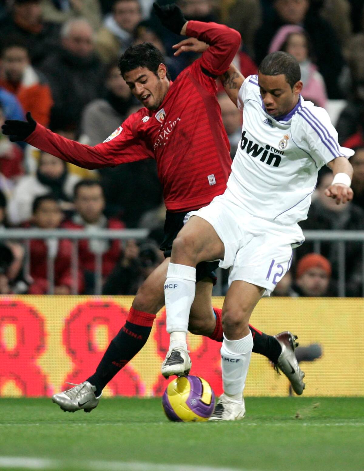 16/12/07 El jugador brasileño del Real Madrid Robinho (d) disputa el balón con el mexicano Carlos Vela, de Osasuna, durante el partido de Liga que se jugó en el estadio Santiago Bernabéu, en Madrid. EFE/Javier Lizón