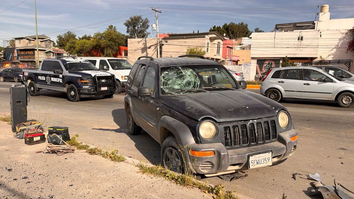 El conductor, de aproximadamente 70 años, perdió el control tras un desnivel y terminó en un barranco; fue trasladado a un hospital y su acompañante presentó golpes. Foto: Border Zoom