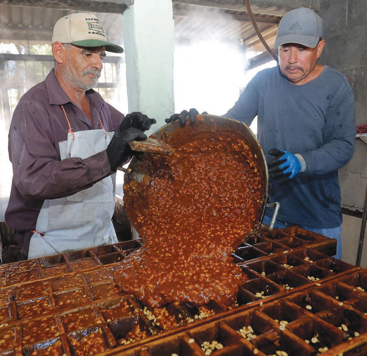 Todo el proceso lleva alrededor de seis horas desde moler la caña hasta obtener el dulce.
