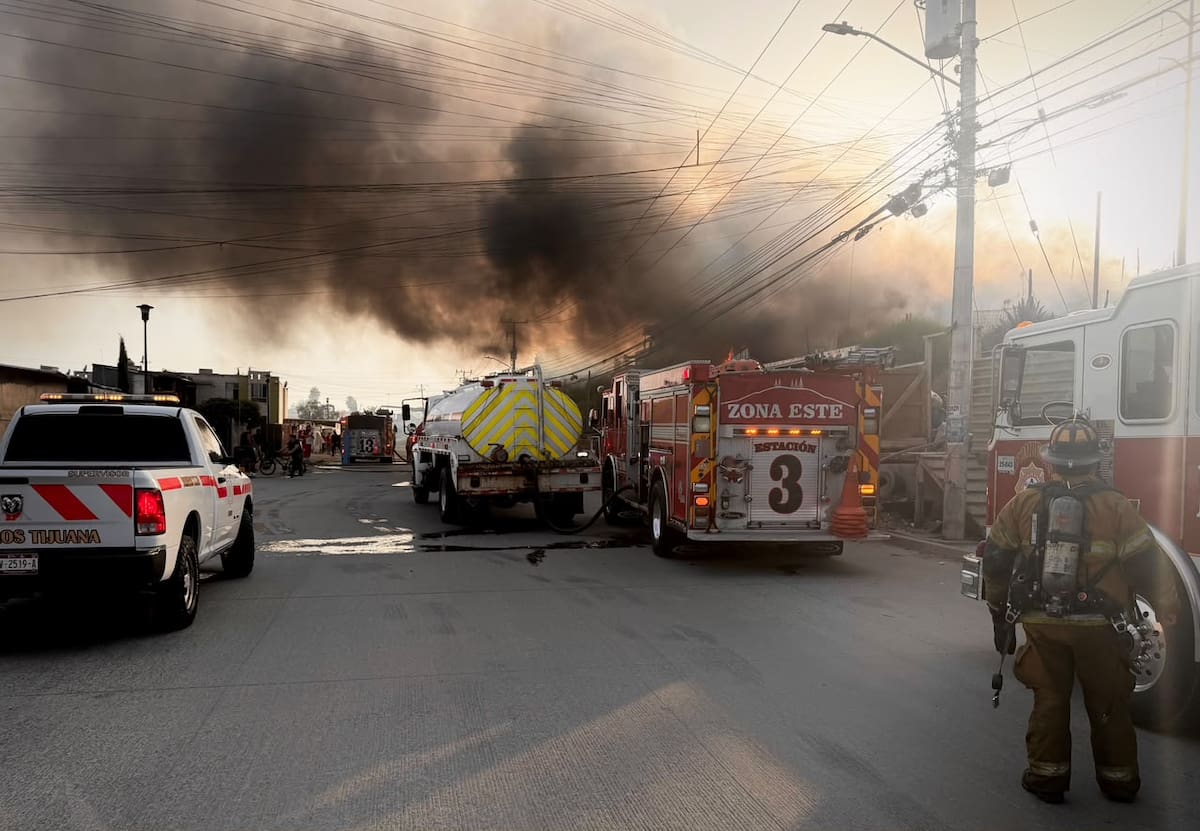 Elementos del Cuerpo de Bomberos de Tijuana trabajaron para controlar el incendio que consumió varias viviendas en un asentamiento de la zona de Paseo Santa María. Foto: Cortesía / Border Zoom