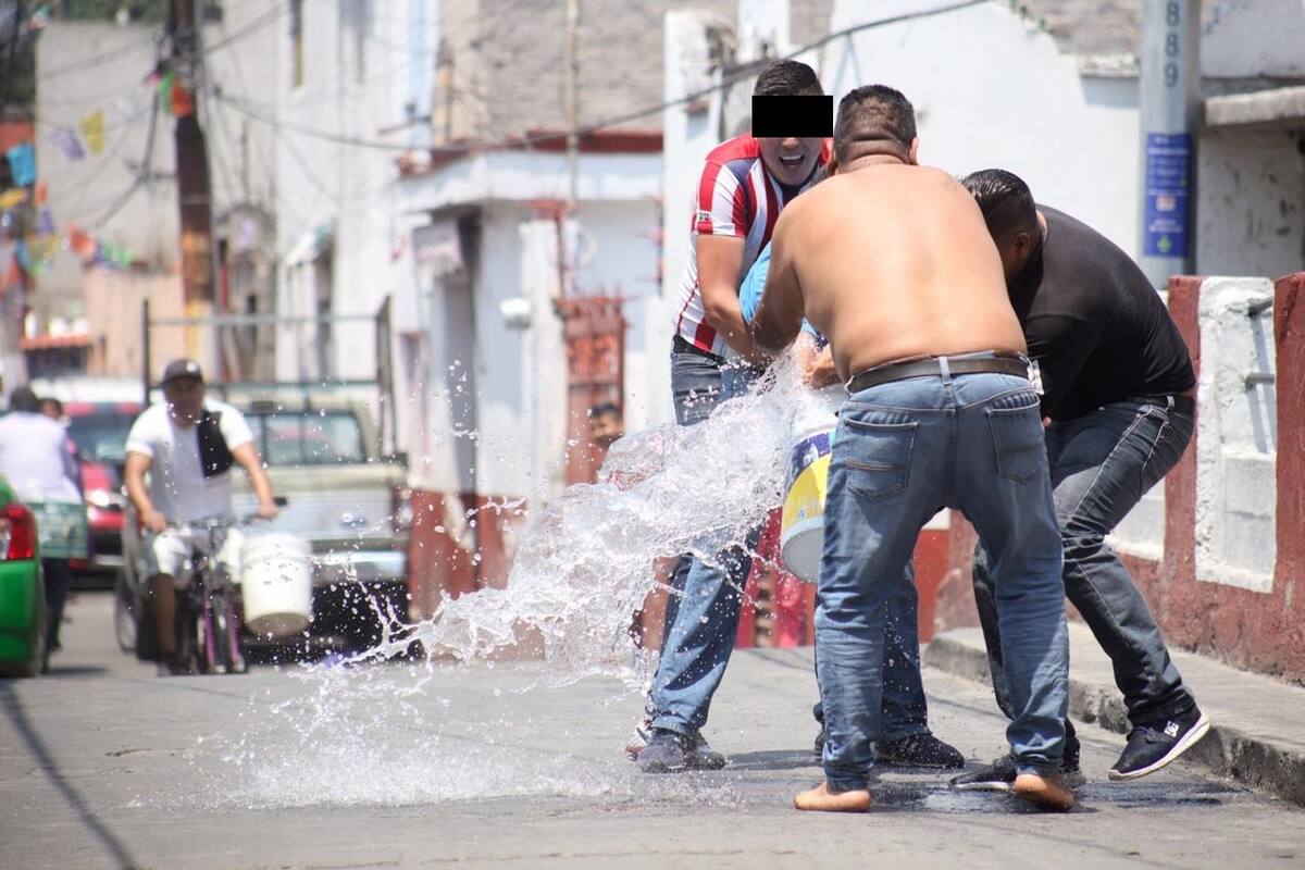 Arrestan a 4 hombres por desperdiciar agua en Sábado de Gloria en la CDMX