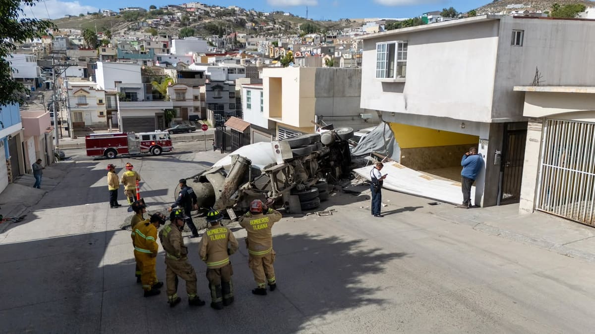 Una revolvedora de cemento volcó en Santa Fe V Sección e impactó una vivienda que fue etiquetada en rojo por daños estructurales. Foto: Border Zoom
