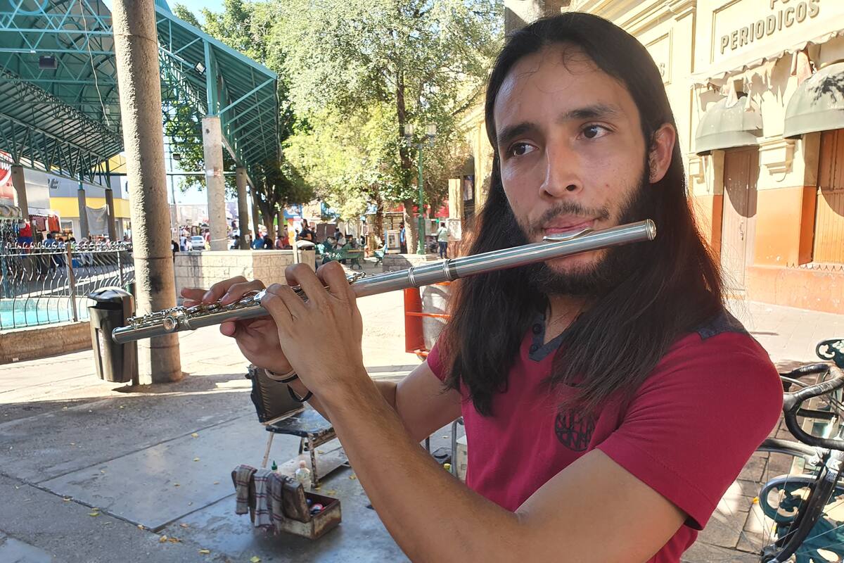 Hermosillo: Marco Durazo alegra a peatones con su música de flauta