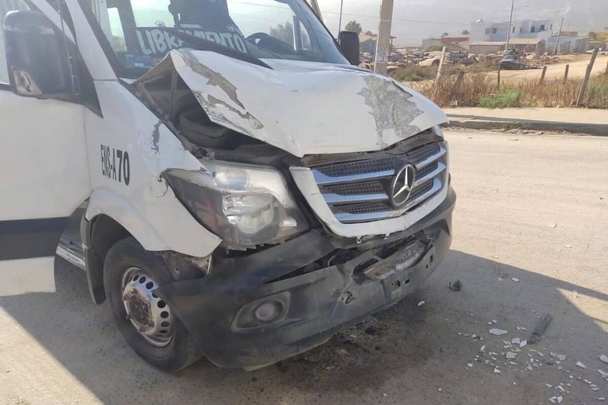 Chocan microbuses que jugaban carreras y pasajeros resultan lesionados