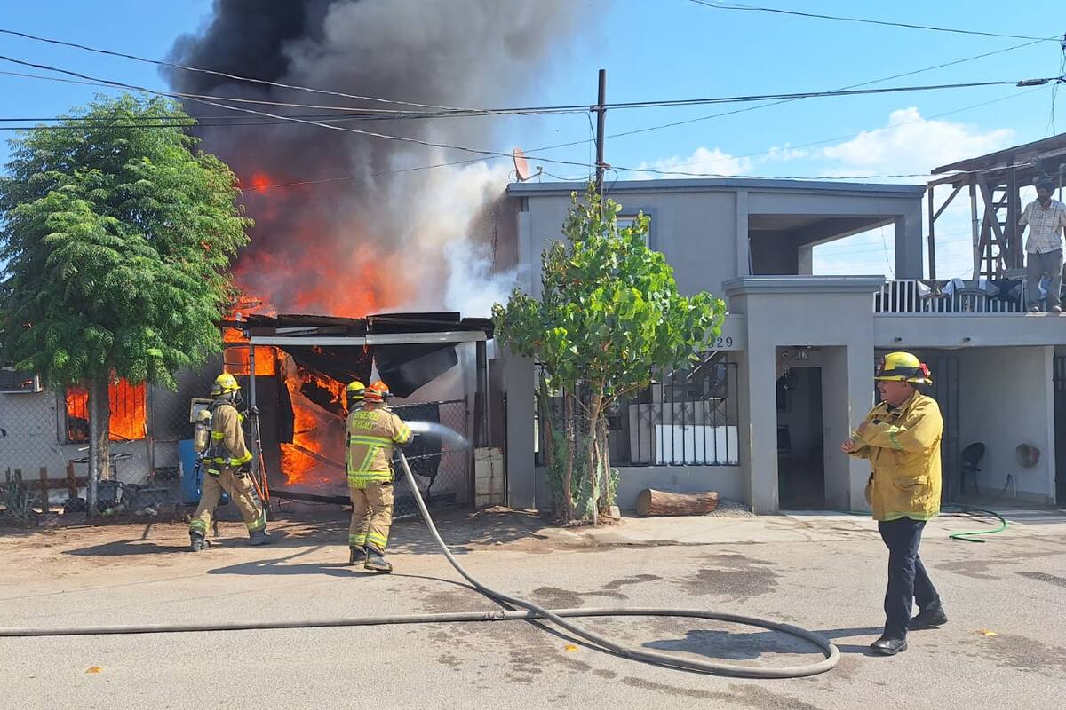 Incendio acaba con casa y daña otra, en El Robledo