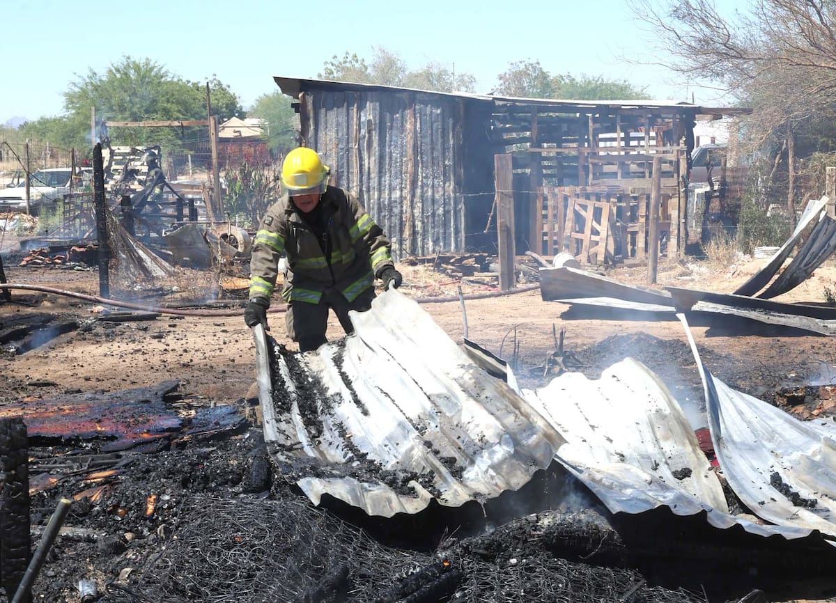 Gracias a los gritos de un vecino, una mujer que dormía con su hijo en
una de las casas se enteró del incendio y logró salir justo a tiempо.