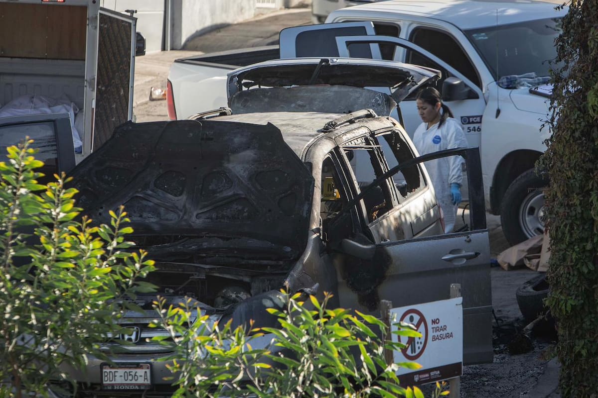 Localizan cuatro cuerpos calcinados en camioneta incendiada en la colonia El Pípila