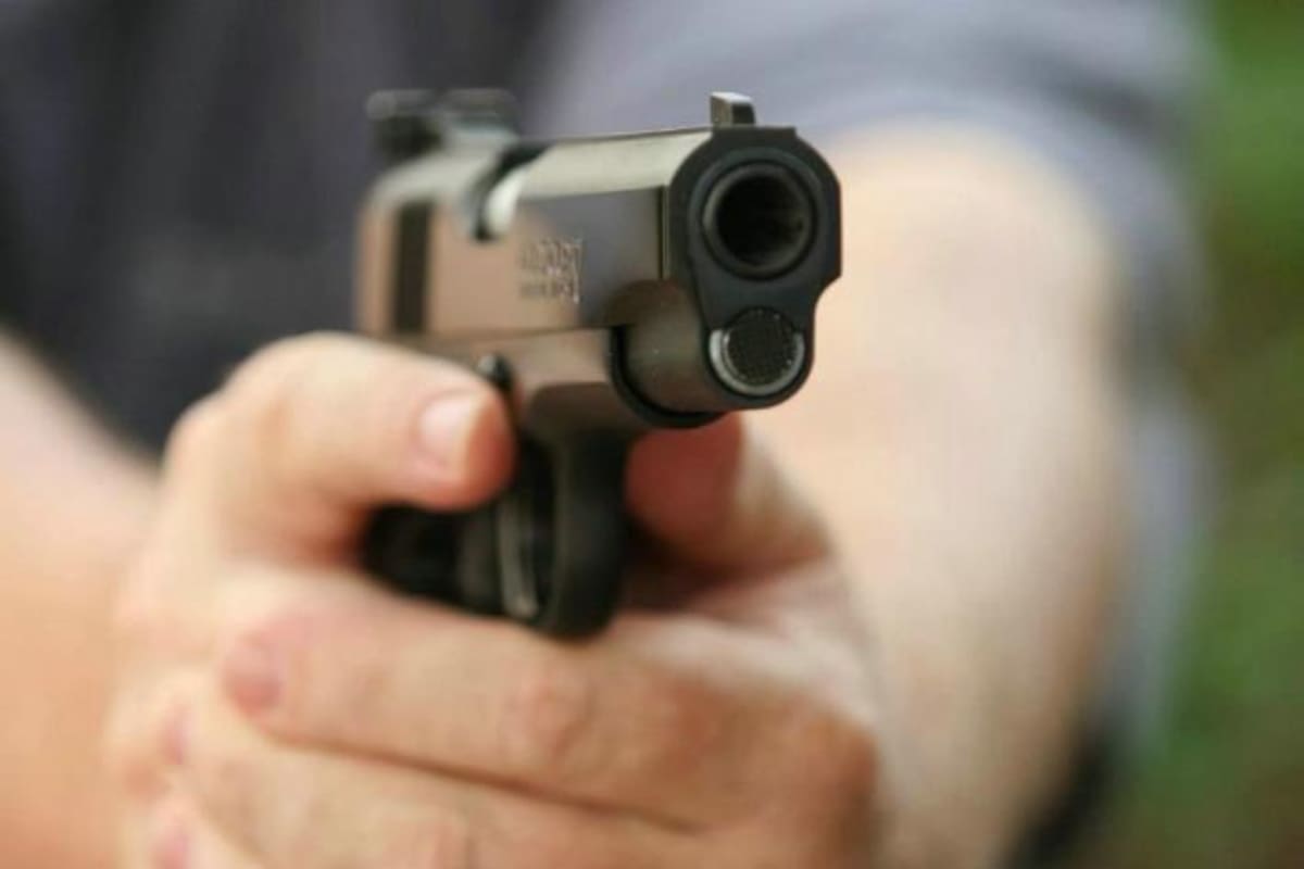 Apunta con pistola a su propia hija