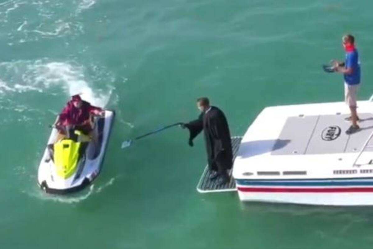 Estudiantes se gradúan a bordo de motos de agua por el Coronavirus