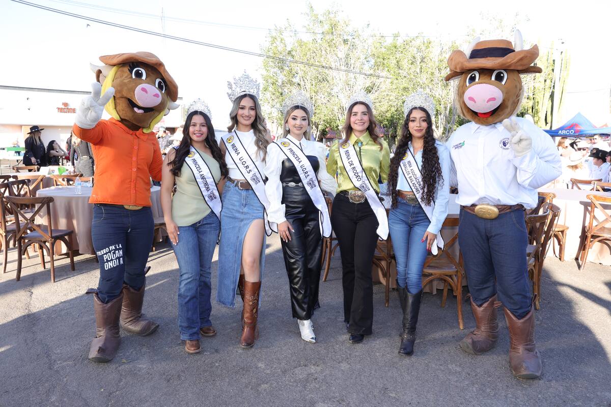 Princesas y reinas de los ganaderos engalanaron el anuncio de la próxima fiesta del pueblo. FOTO: JULIÁN ORTEGA