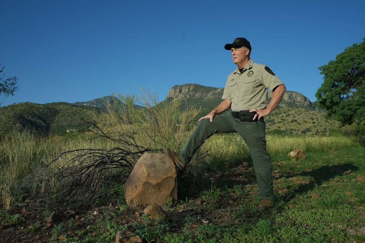 El sheriff del condado de Cochise, Mark Dannels, posa para una fotografía el martes 29 de julio de 2025 en Sierra Vista, Arizona. | Crédito: AP/Ross D. Franklin