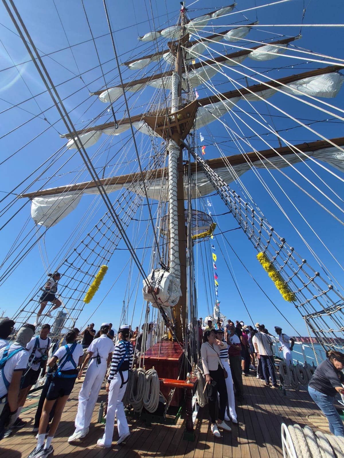 Ciudadanos y turistas recorrieron el Buque Escuela Cuauhtémoc durante su visita a Ensenada. Foto: Cortesía