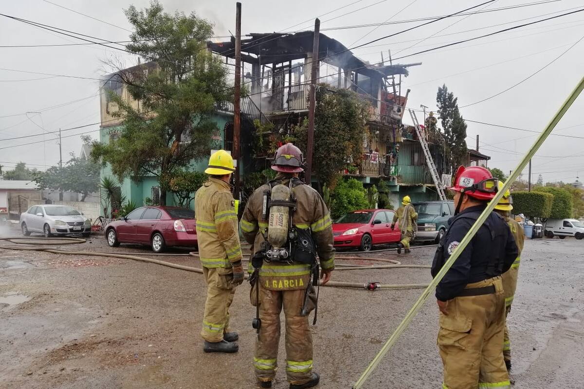Se registra un incendio bajo la lluvia en Tijuana