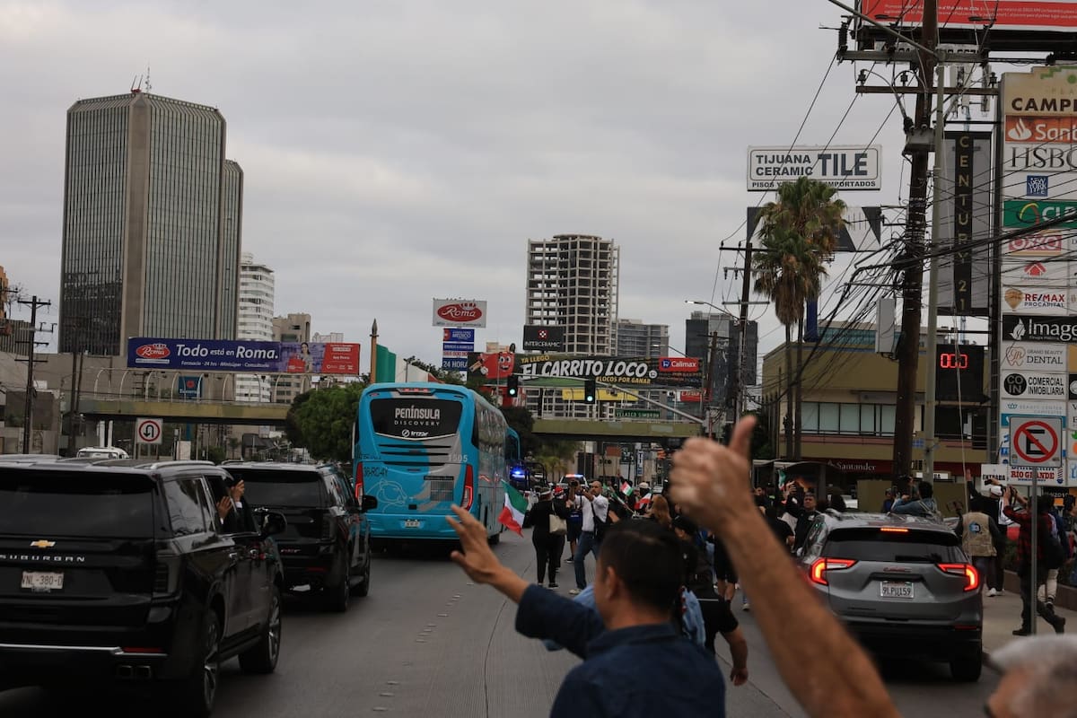 Decenas de seguidores acudieron al hotel donde se concentró el equipo iraní para despedirlo con autógrafos, fotografías y regalos, cerrando así uno de los capítulos mundialistas que vivió Tijuana durante la Copa Mundial de la FIFA 2026. Foto: Sergio Ortiz