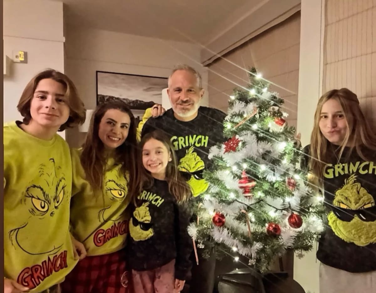 Al estilo "Grinch", Arath de la Torre y su familia.