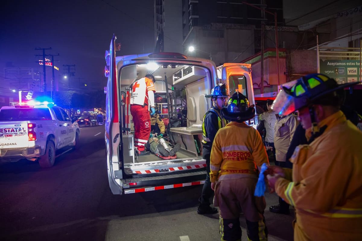 Atacan a balazos a joven afuera de bar en Zona Centro