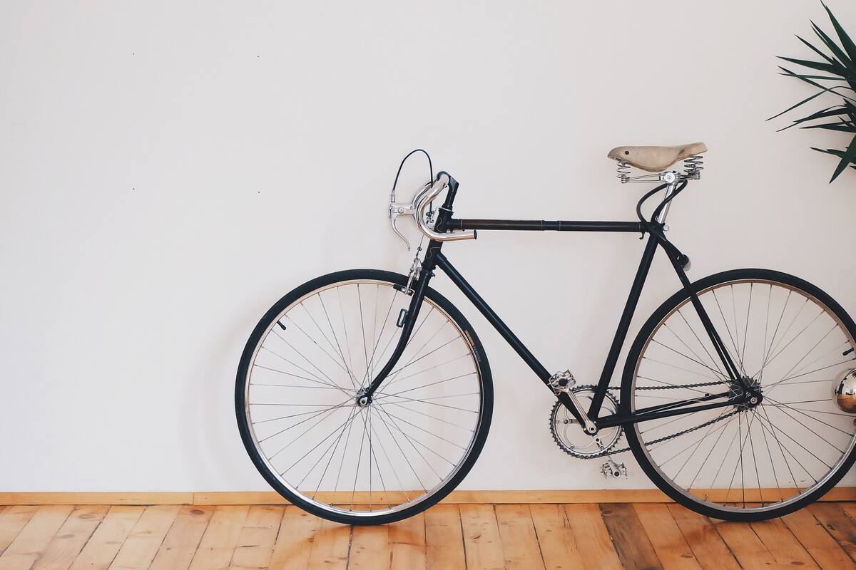 Padre viaja en bicicleta día y medio para conseguir una medicina urgente para su hijo