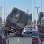 Estuvo a punto de volcar en plena autopista: camionero usa su propio vehículo para salvarlo en Egipto