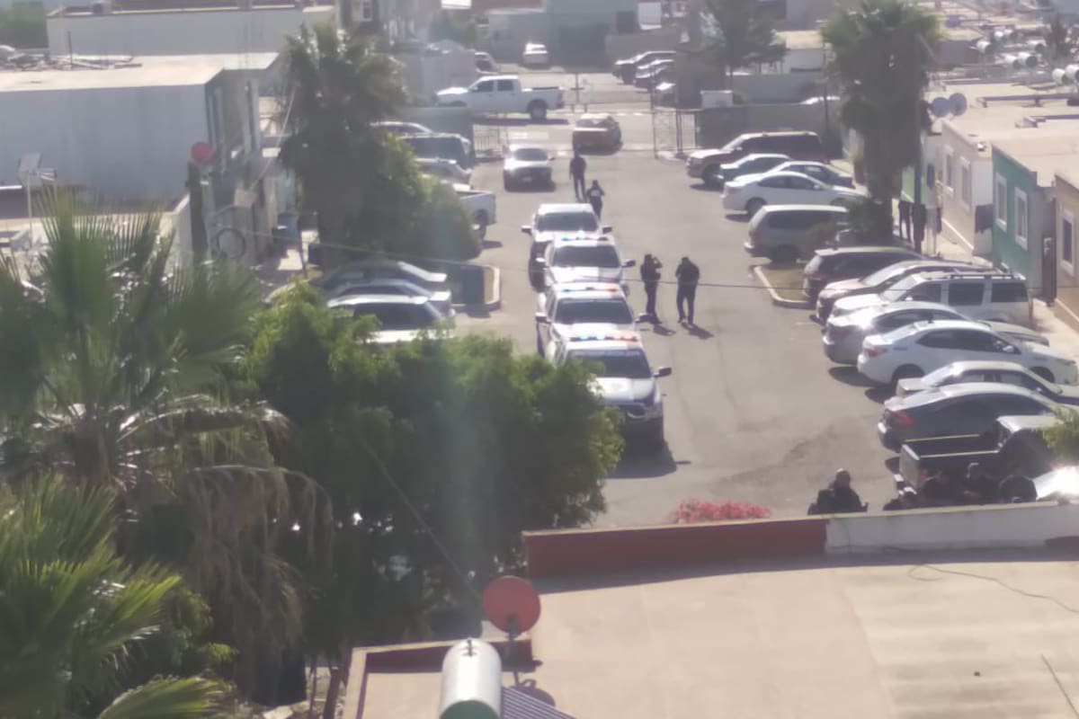 Detienen a dos policías municipales de Rosarito