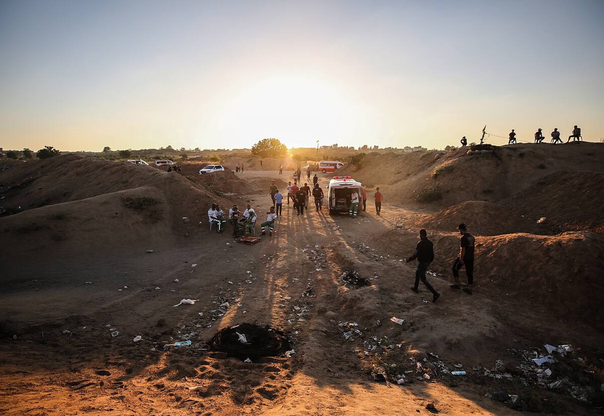 EPA5093. FRANJA DE GAZA (--), 05/07/2019.- Trabajadores médicos esperan para ayudar a personas heridas durante las protestas este viernes cerca de la frontera entre Israel y la Franja de Gaza. EFE/ Mohammed Saber