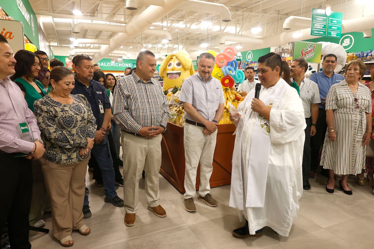 El padre Francisco Manuel Romo rocía agua bendita durante la inauguración. FOTO: LEONOR HERNÁNDEZ