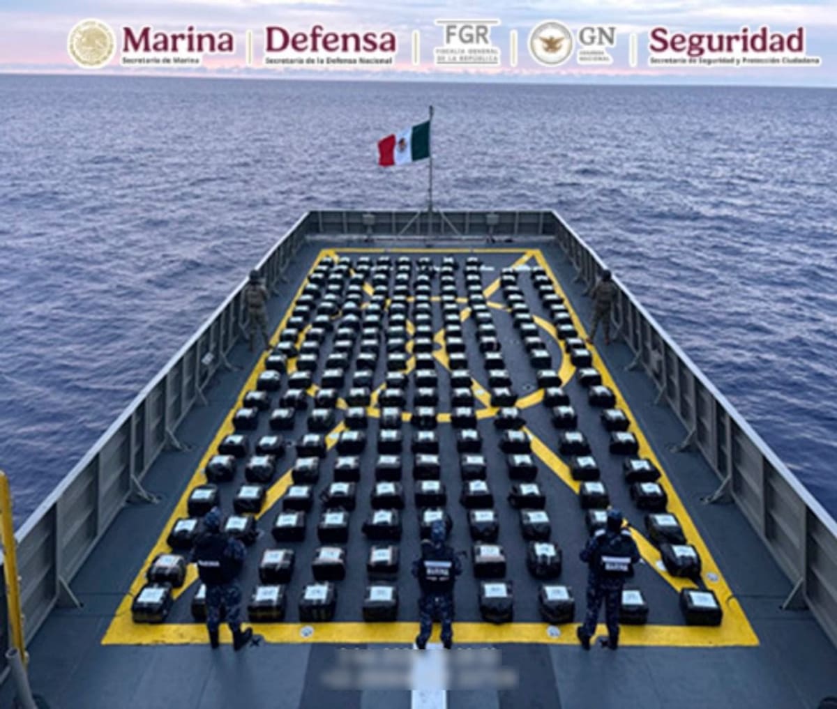 Durante labores de vigilancia marítima y aérea en costas de Acapulco, Guerrero, elementos de SEMAR, en coordinación con FGR y SSPC, aseguraron aproximadamente 2 toneladas de cocaína. | Foto: Gabinete de Seguridad de México.