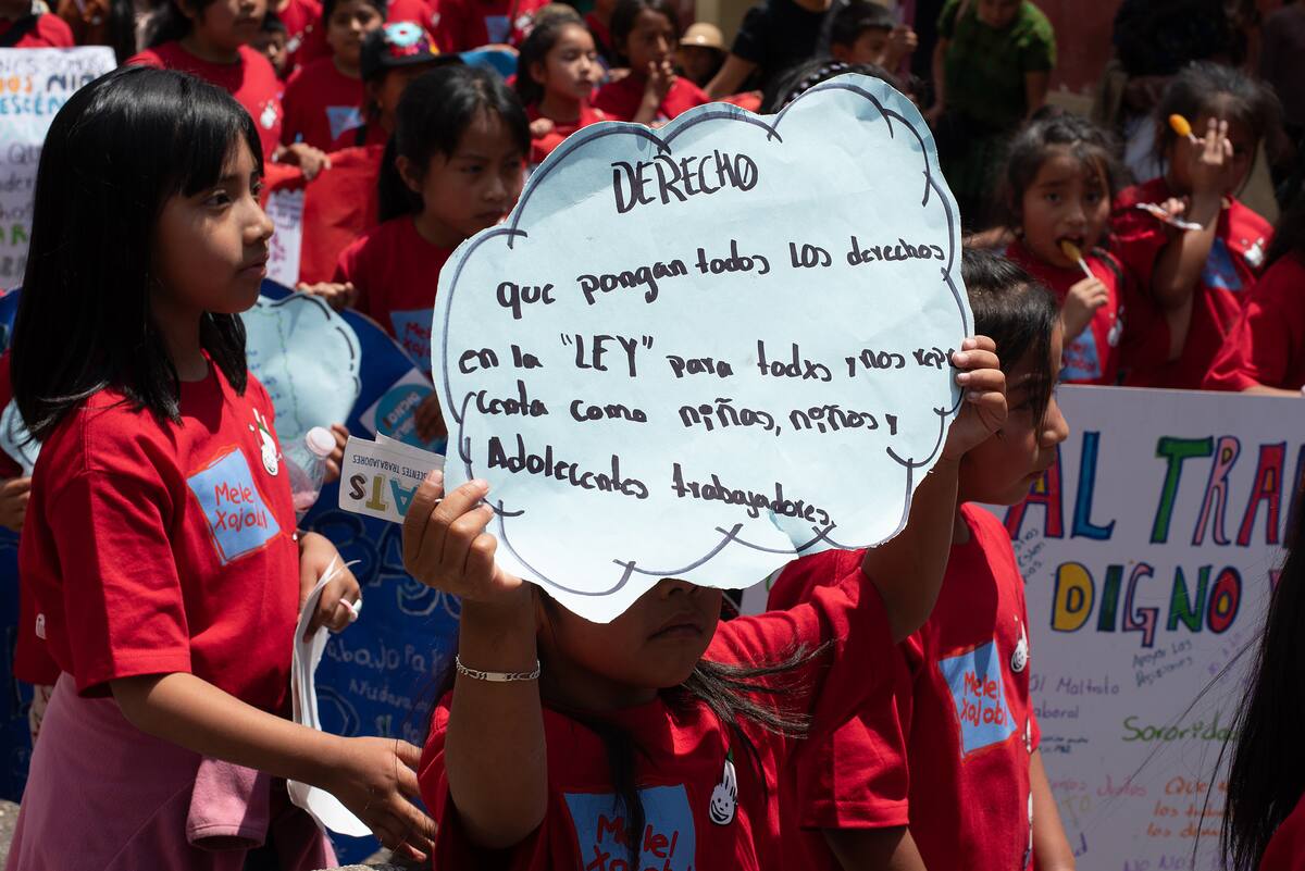 MEX6456. SAN CRISTOBAL DE LAS CASAS (MÉXICO), 01/05/2024.- Unos niños participan en una manifestación en contra de la violencia y explotación infantil, este miércoles durante el Día Internacional del Trabajo en San Cristobal de las Casas (México). Una decena de menores de edad, trabajadores de la etnia tzotzil de San Cristóbal de Las Casas, estado de Chiapas, marcharon este día del Trabajo contra la violencia y explotación infantil que se viven en comunidades, zonas rurales y ciudades en el sur de México y el mundo. EFE/ Carlos López