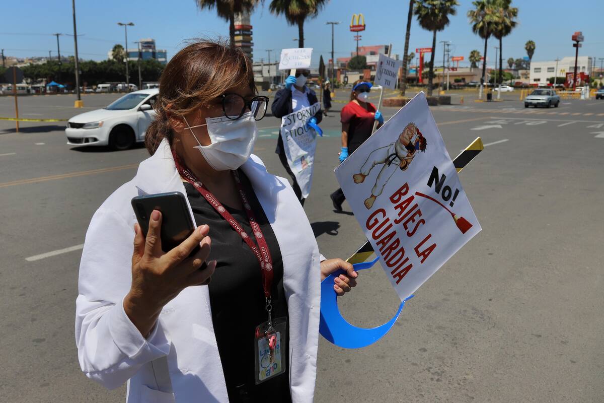Mujer le escupe a doctora en la cara