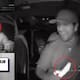 Es su propina por querer robar: pasajero de Uber se baja sin pagar y olvida su celular dentro del vehículo