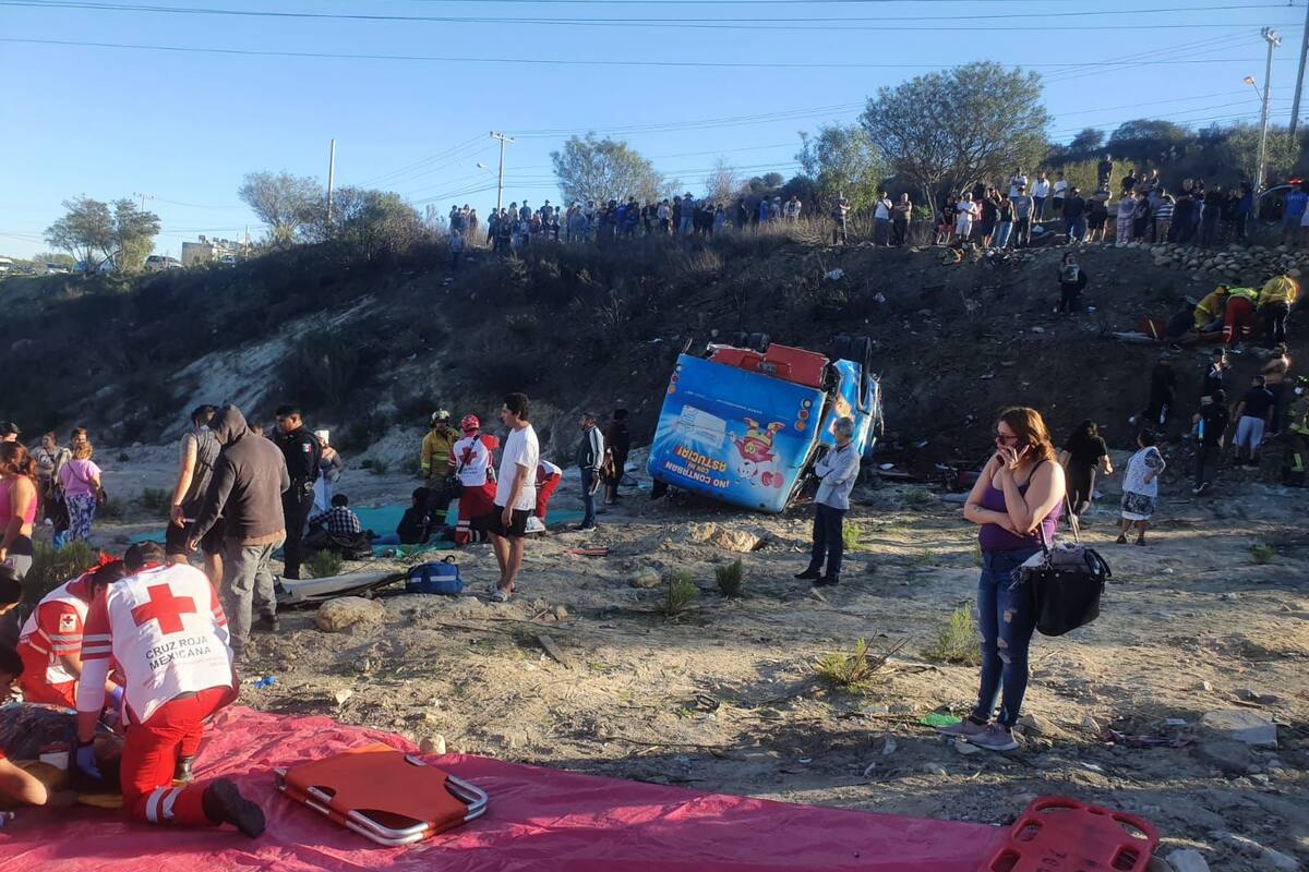 Dejan 1 muerto y 24 lesionados dos accidentes vehiculares