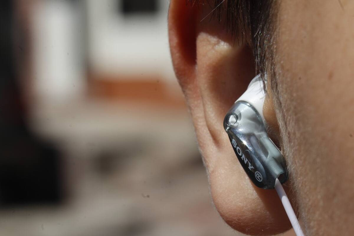 Mexicanos pierden audición jóvenes por uso excesivo de audífonos: Especialista