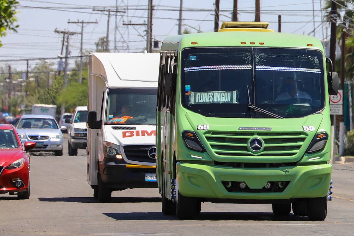 Tarda autobús en pasar por colonia Flores Magón