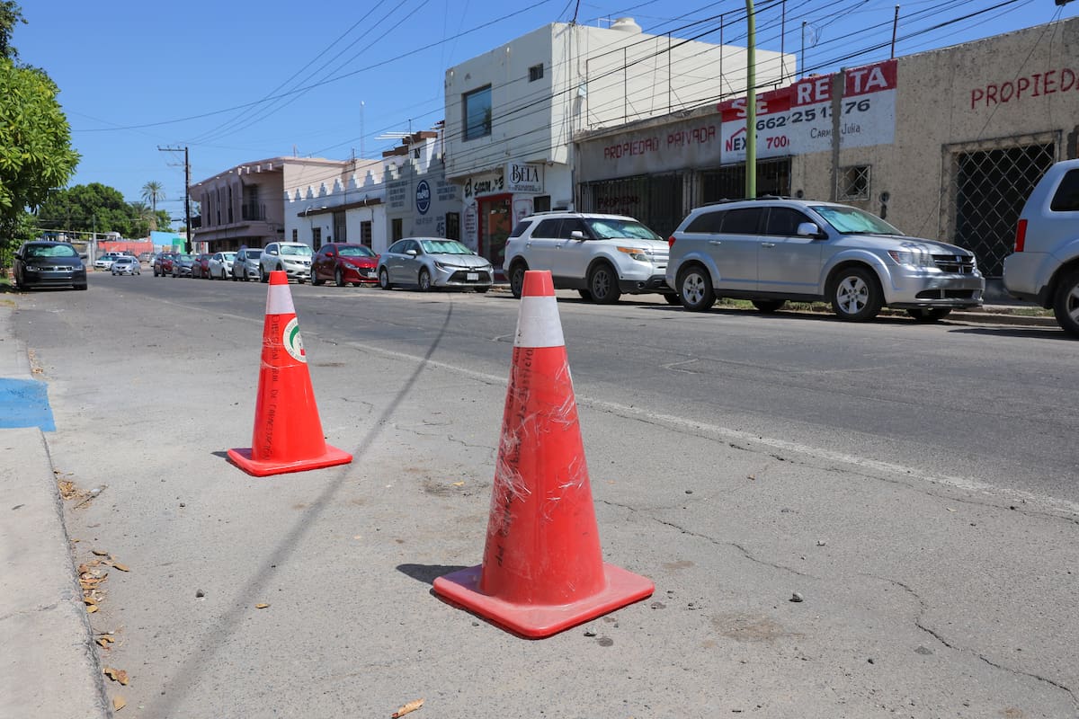 ¿Lugares de estacionamiento apartados? Práctica común en el Centro de Hermosillo; así puedes reportarlo