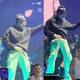 Peso Pluma se viraliza por polémico movimiento en su entrepierna durante concierto en Chicago