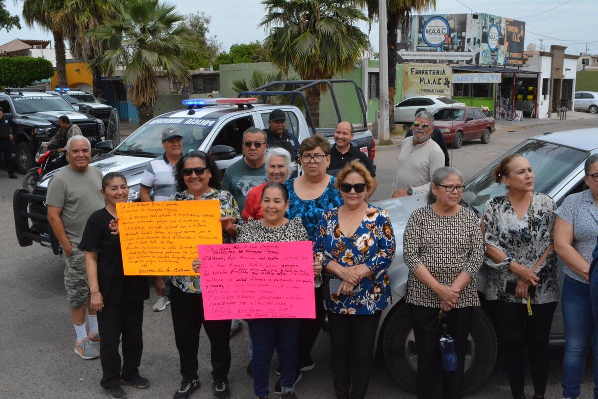 Bloquean vecinos calle en exigencia de reparación de fuga de aguas residuales