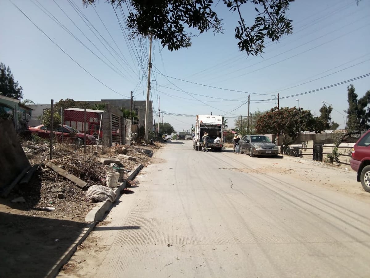 Vecinos denunciaron la acumulación de basura en terrenos y espacios públicos de colonias del Este de Tijuana, donde estiman que se concentran toneladas de residuos. Foto: Cortesía.