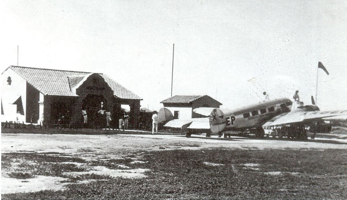 Al momento de volar o aterrizar, un tramo de la pista era utilizado por
cortejos fúnebres para dirigirse al Panteón Yañez, muchos de ellos debían detenerse hasta que el avión terminara de maniobrar. FOTO: CORTESÍA IGNACIO LAGARDA