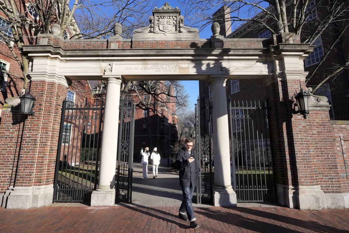 Una persona pasa por una puerta del campus de la Universidad de Harvard, el martes 2 de enero de 2024, en Cambridge, Massachusetts. | Crédito: AP/Steven Senne