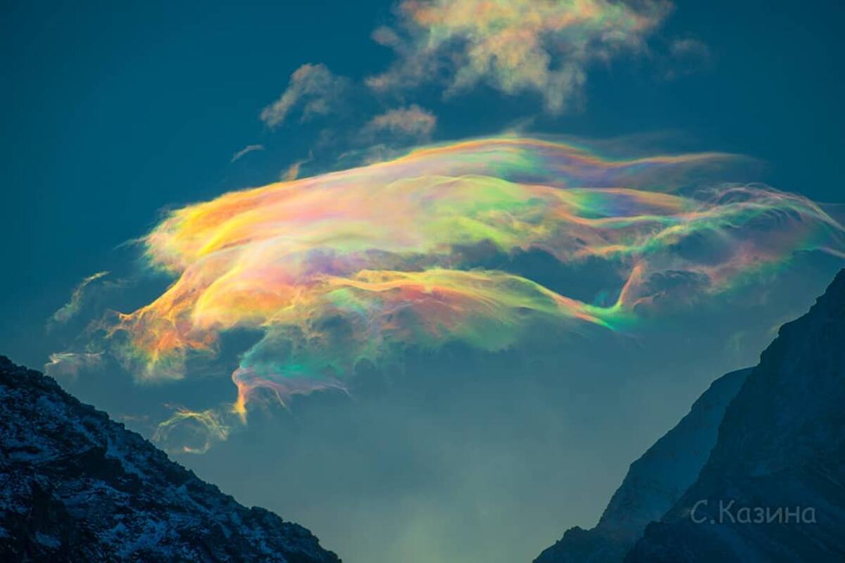 Capta impresionantes nubes arcoíris sobre el monte más alto del Altái