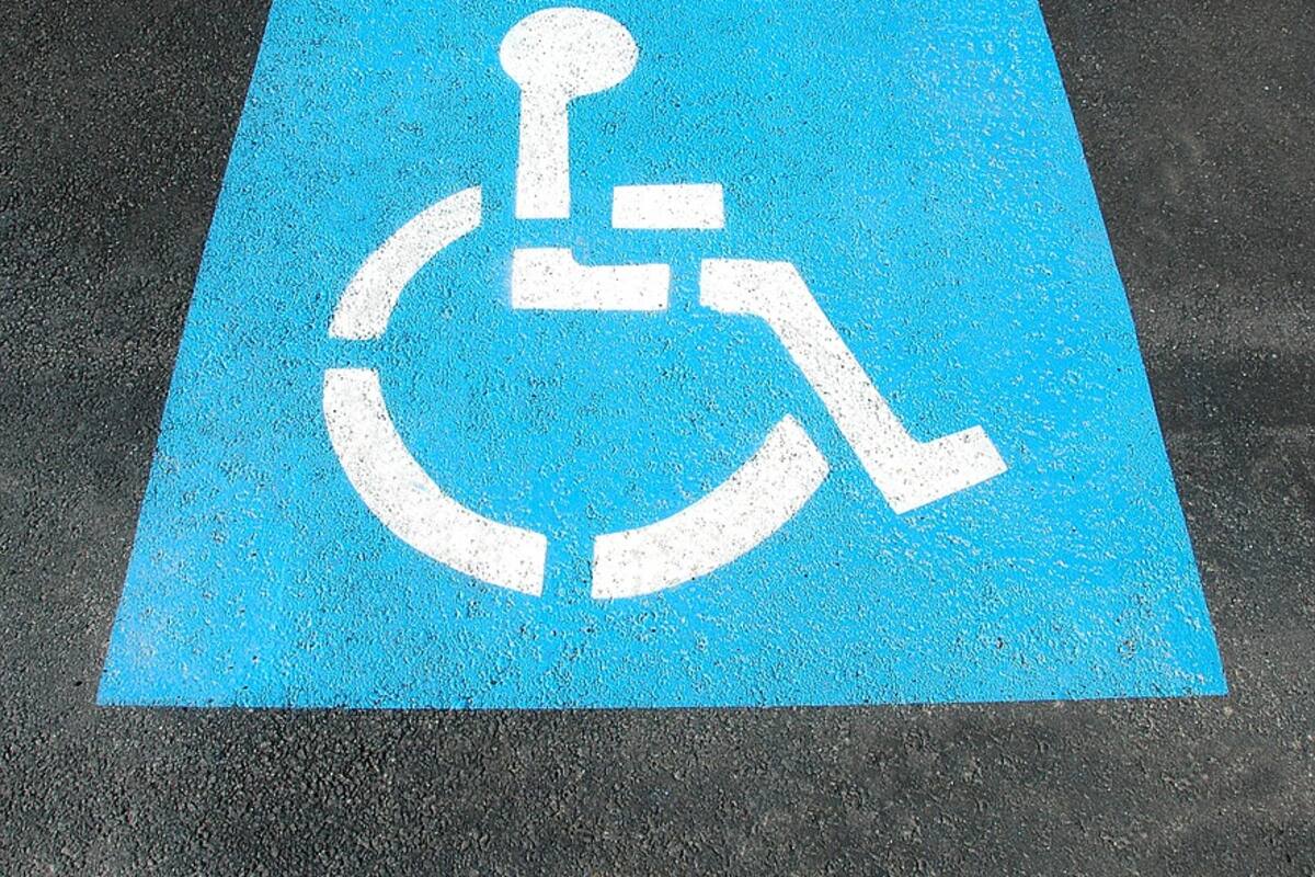 Joven con una prótesis reprende a una anciana que lo regaña por estacionarse en un lugar para minusválidos