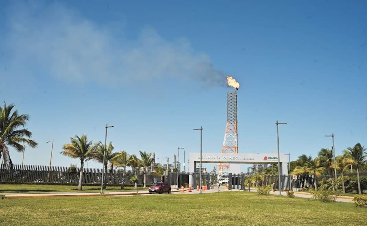 Denuncian enfermedades y contaminación cerca de la refinería Dos Bocas; padres exigen reubicar escuelas por riesgos a la salud. | Crédito: Luma López/El Universal