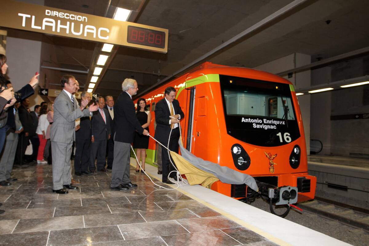 20719083. México D.F.- El  el jefe de Gobierno del D.F., Marcelo Ebrard, encabezó el homenaje a Antonio Enríquez Savignac, en la Línea 12 del STC Metro, donde se inauguró un tren con que lleva su nombre.
NOTIMEX/FOTO/FRANCISCO GARCIA/FGV/POL/