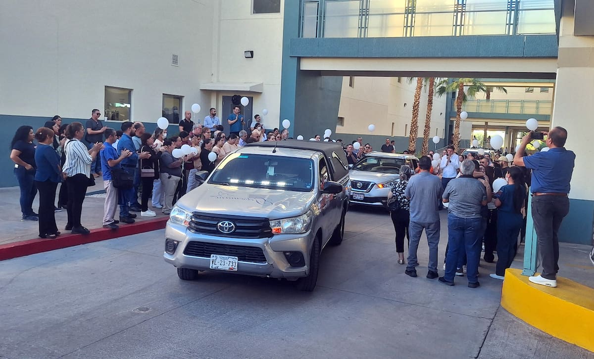 Familiares y amigos se reúnen para darle el último adiós a la enfermera guaymense Zelma Adilene Quintero Rojas y a sus dos hijos, quienes son tres de los 23 que fallecieron en el incendio de la tienda Waldo’s el pasado sábado. FOTO: JULIÁN ORTEGA
