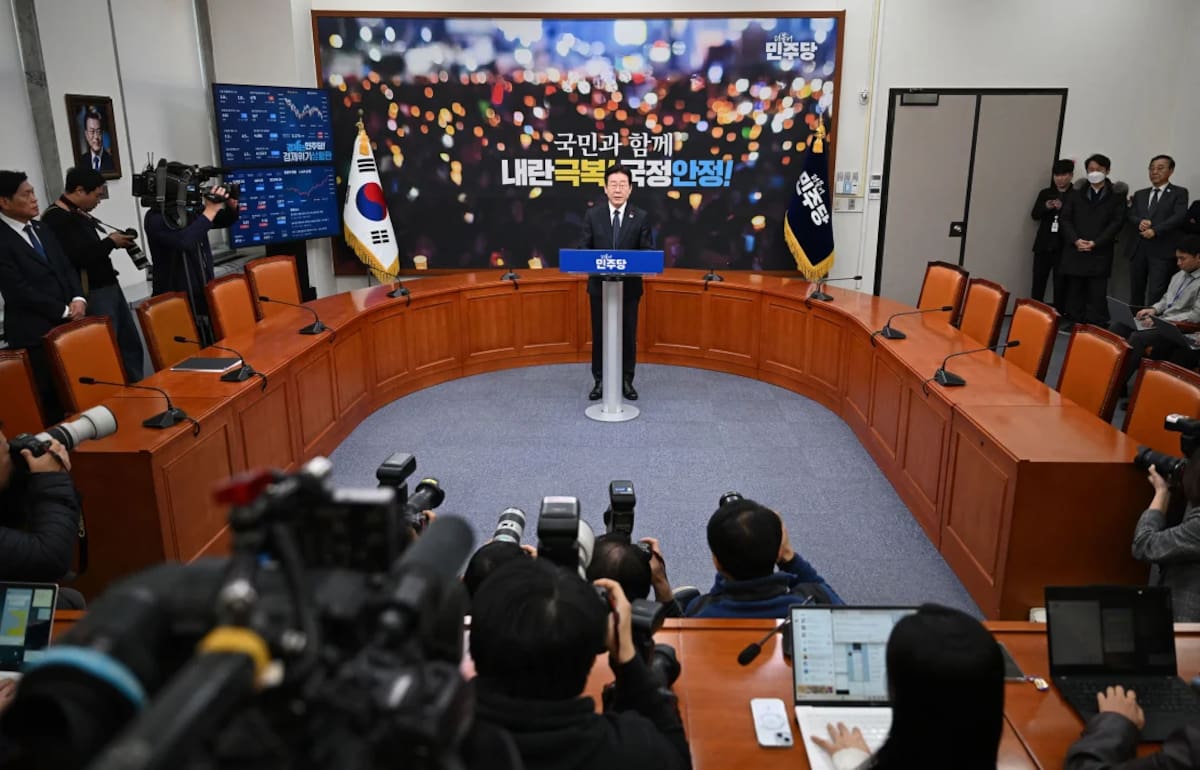Lee Jae-myung pronuncia una declaración sobre la moción del juicio político contra Han Duck-soo en la Asamblea Nacional el 27 de diciembre. / Jung Yeon-je - AFP - Getty Images