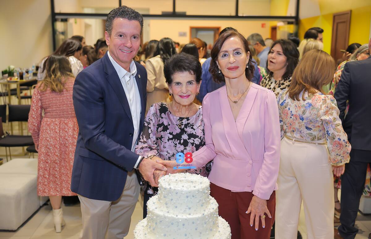 Juan Fernando Healy Loera, la señora Silvia Loera de Healy y Rosa Silvia Healy Loera parten el pastel por los 88 años de EL IMPARCIAL.