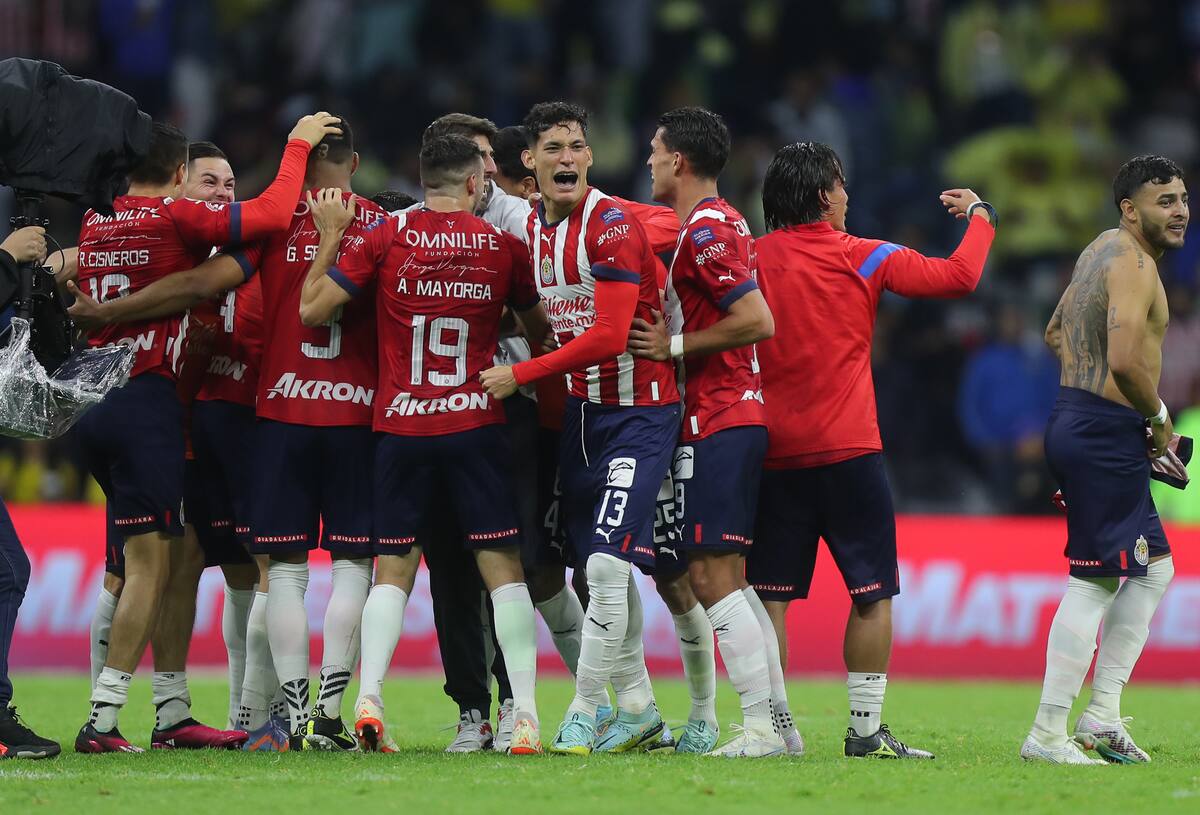 Los jugadores de Chivas festejan su victoria en contra del América, durante un juego por las semifinales del torneo Clausura 2023. (México). EFE/Isaac Esquivel