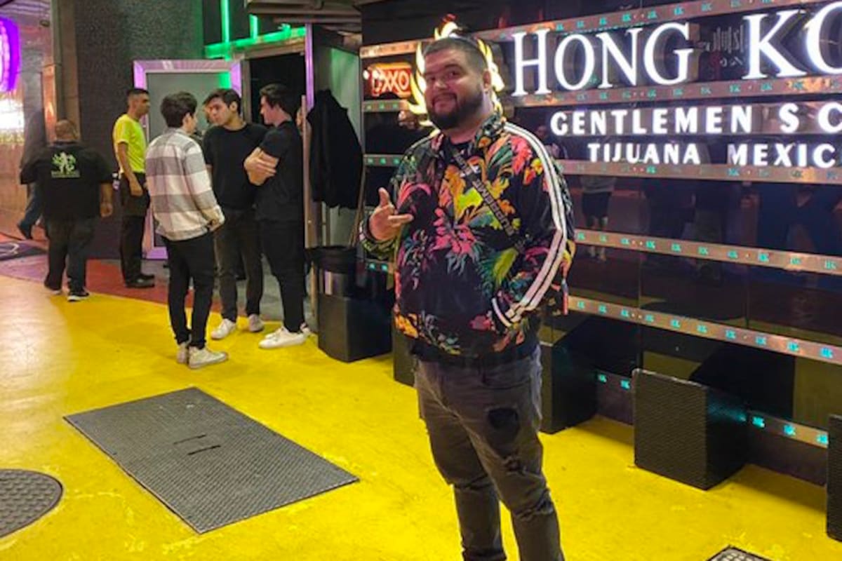 Provoca indignación comediante 'La Mole' por foto afuera de famoso 'table dance' de Tijuana