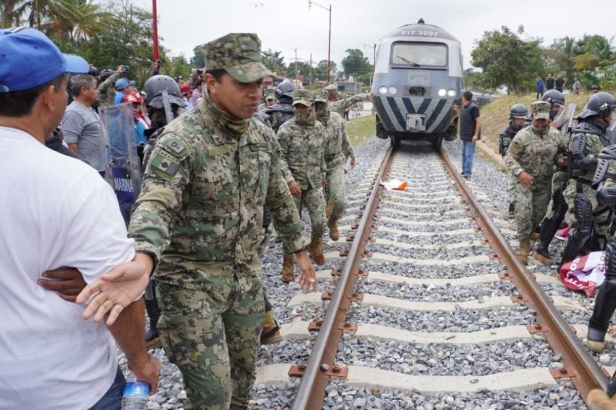 La Marina desaloja a manifestantes que bloqueaban el Tren Interoceánico en Oaxaca