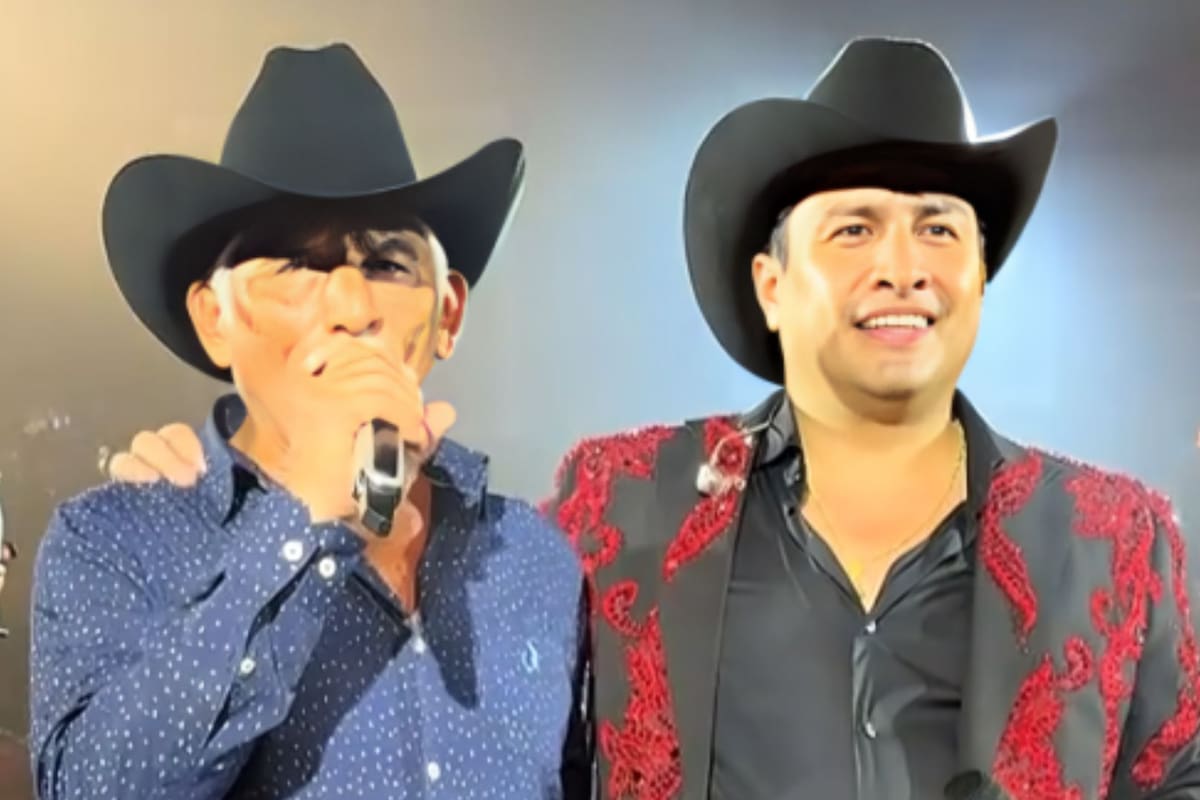 Papá de Julión Álvarez aparece junto al cantante en el Palenque de las Fiestas de Octubre tras reportarse su detención